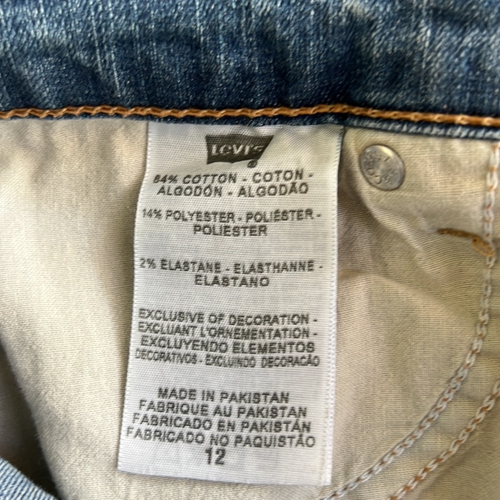Levi’s 512 Perfectly Slimming Bermuda Denim Shorts - Picture 11 of 11